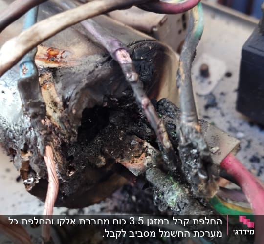 חוטי חשמל שרופים במזגן עם נזק חמור